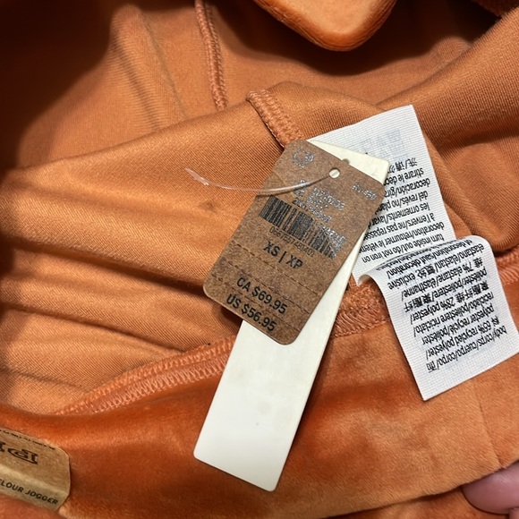 PINK
Varsity Velour Crewneck sweatshirt and High-Waist Velour Jogger. - Picture 5 of 11